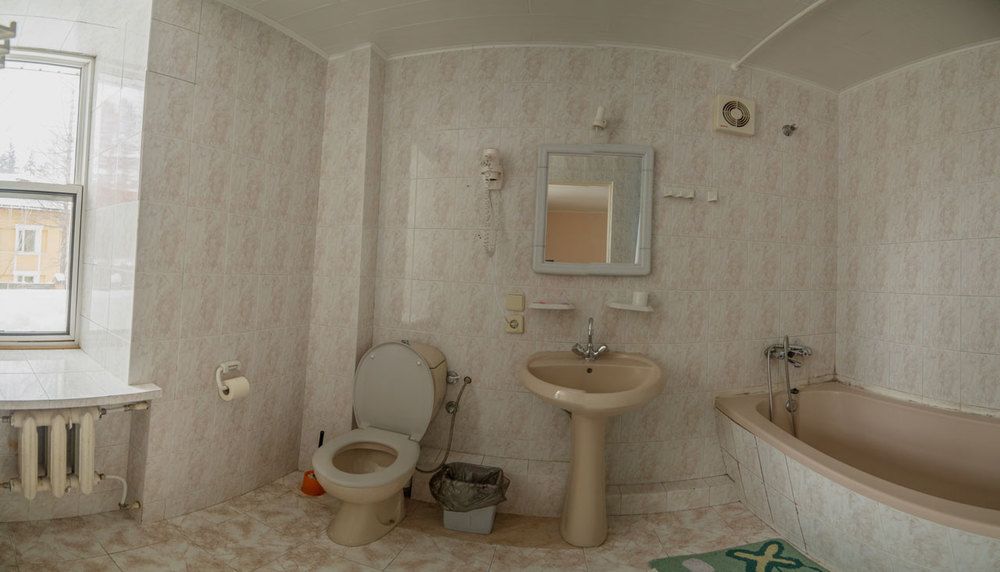 Фотография номера «Стандартный 2-местный 2-комнатный номер с большой гостиной корпус Гостевой» Пансионат "Солнечная поляна"